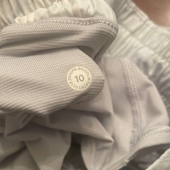 Lululemon Hotty Hot Shorts. 4 inch. Size 10. Great condition! - Picture 3 of 4